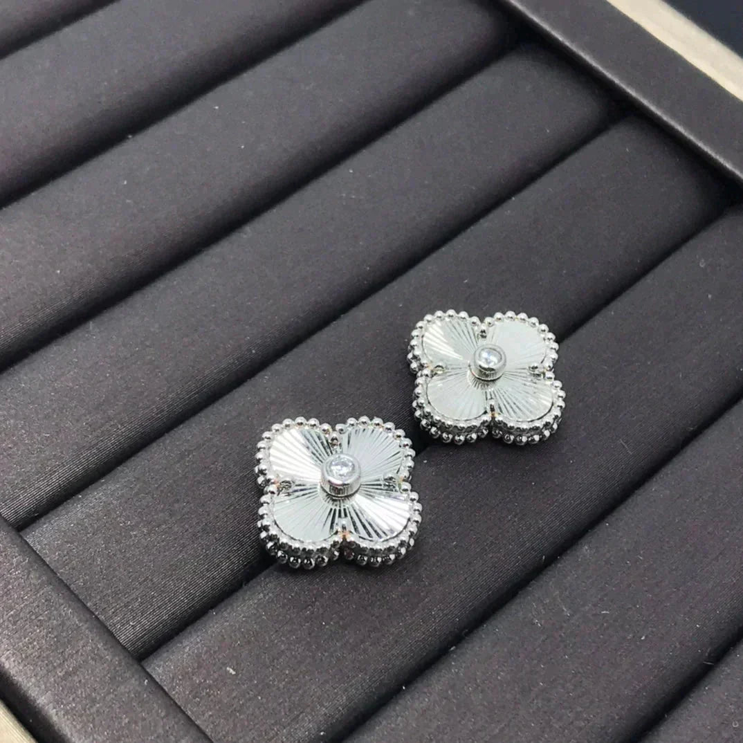 ??MIRA?¡¥CLOVER MINI 9.5MM LASER EARRINGS