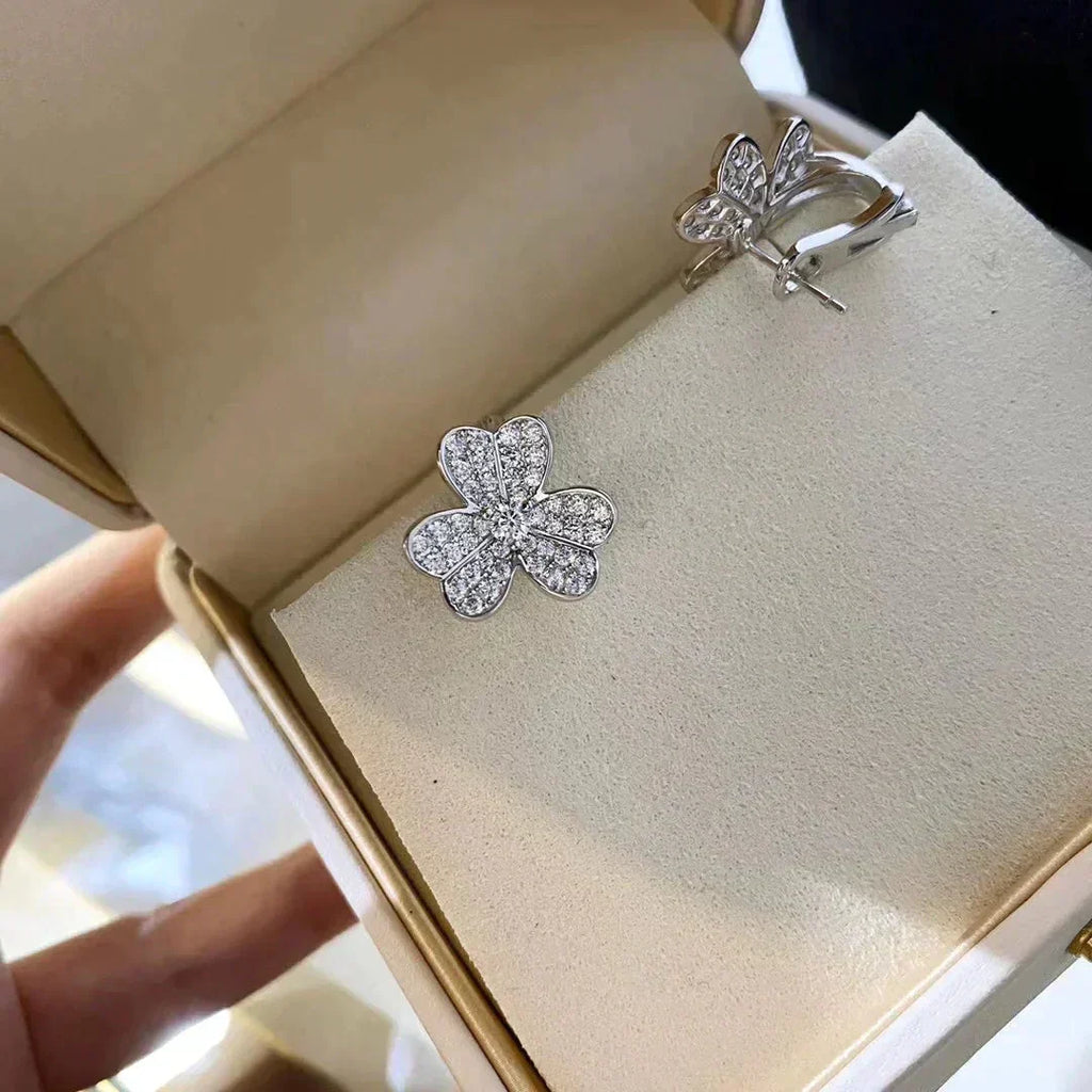 ??MIRA?¡¥CLOVER COMOS DIAMOND EARRINGS SILVER