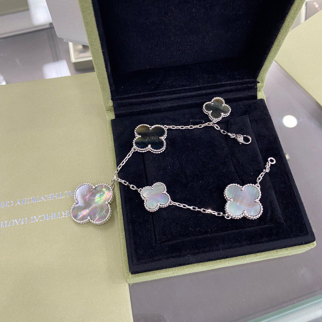 ??MIRA?¡¥CLOVER 5 MOTIFS SIVLER DARK MOP BRACELET