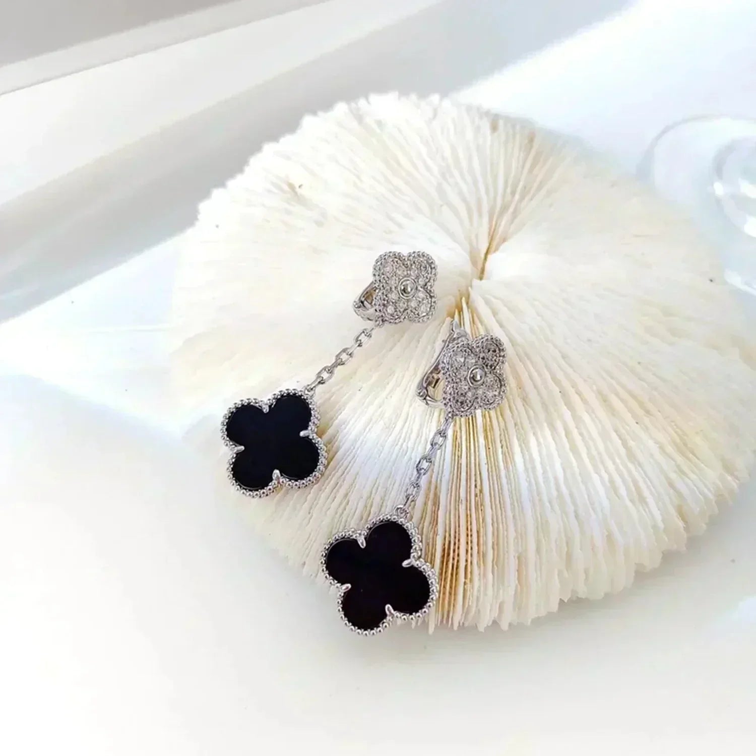 ??MIRA?¡¥CLOVER 2 MOTIFS  DIAMOND ONYX EARRINGS SILVER