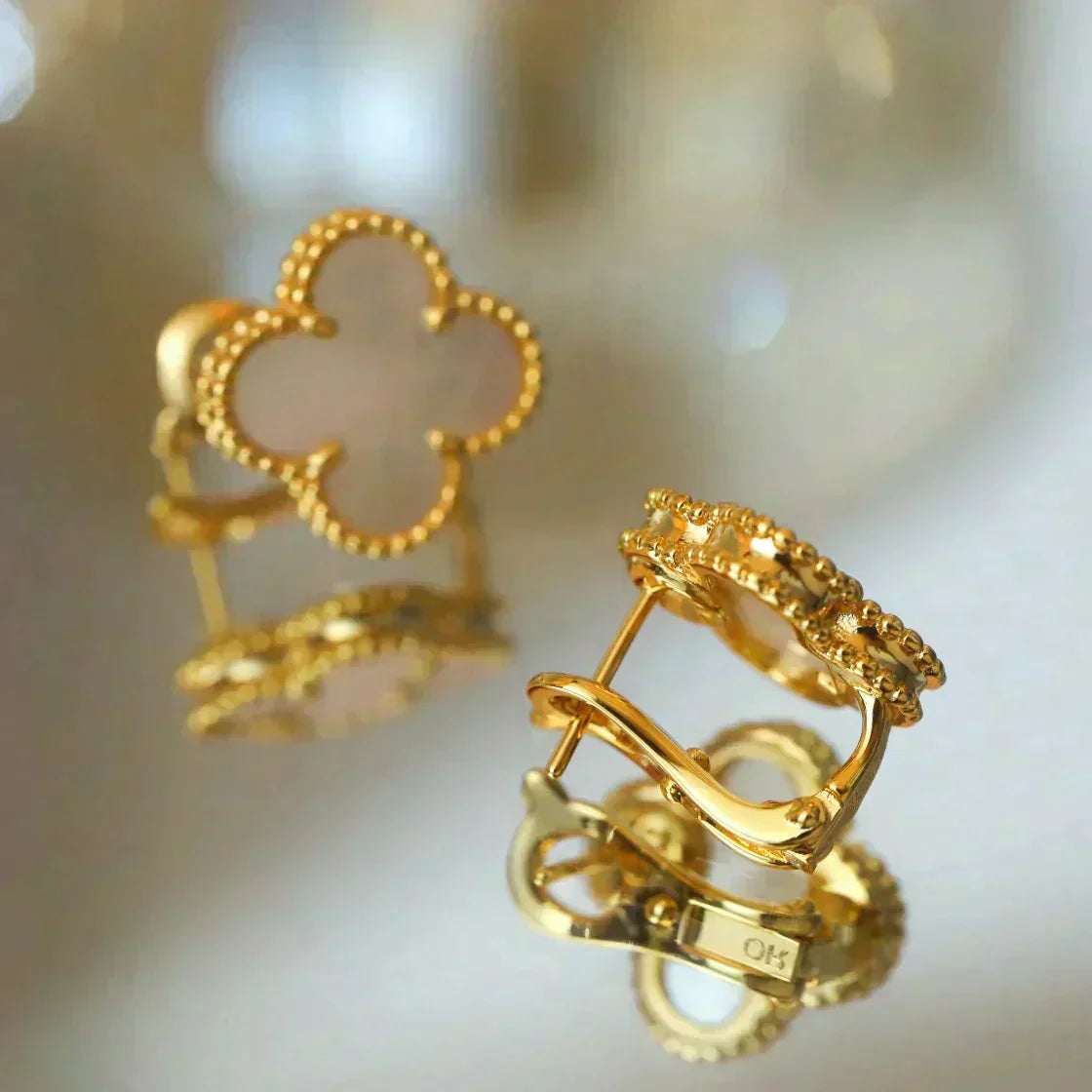 ??MIRA?¡¥CLOVER MEDIUM 1 MOTIFS  WHITE MOP STUD EARRINGS