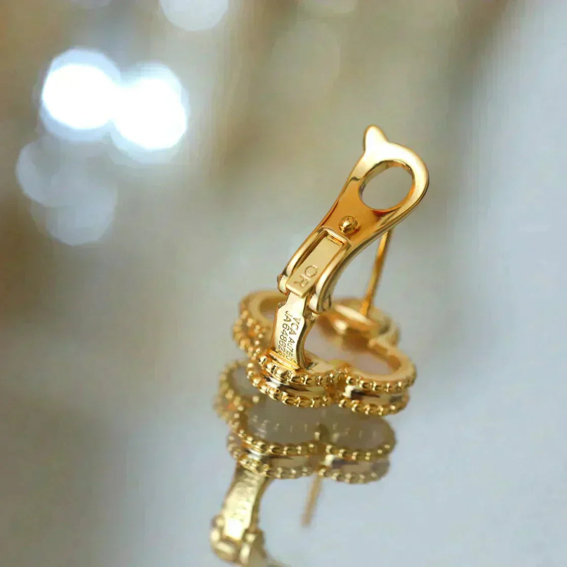 ??MIRA?¡¥CLOVER MEDIUM 1 MOTIFS  WHITE MOP STUD EARRINGS