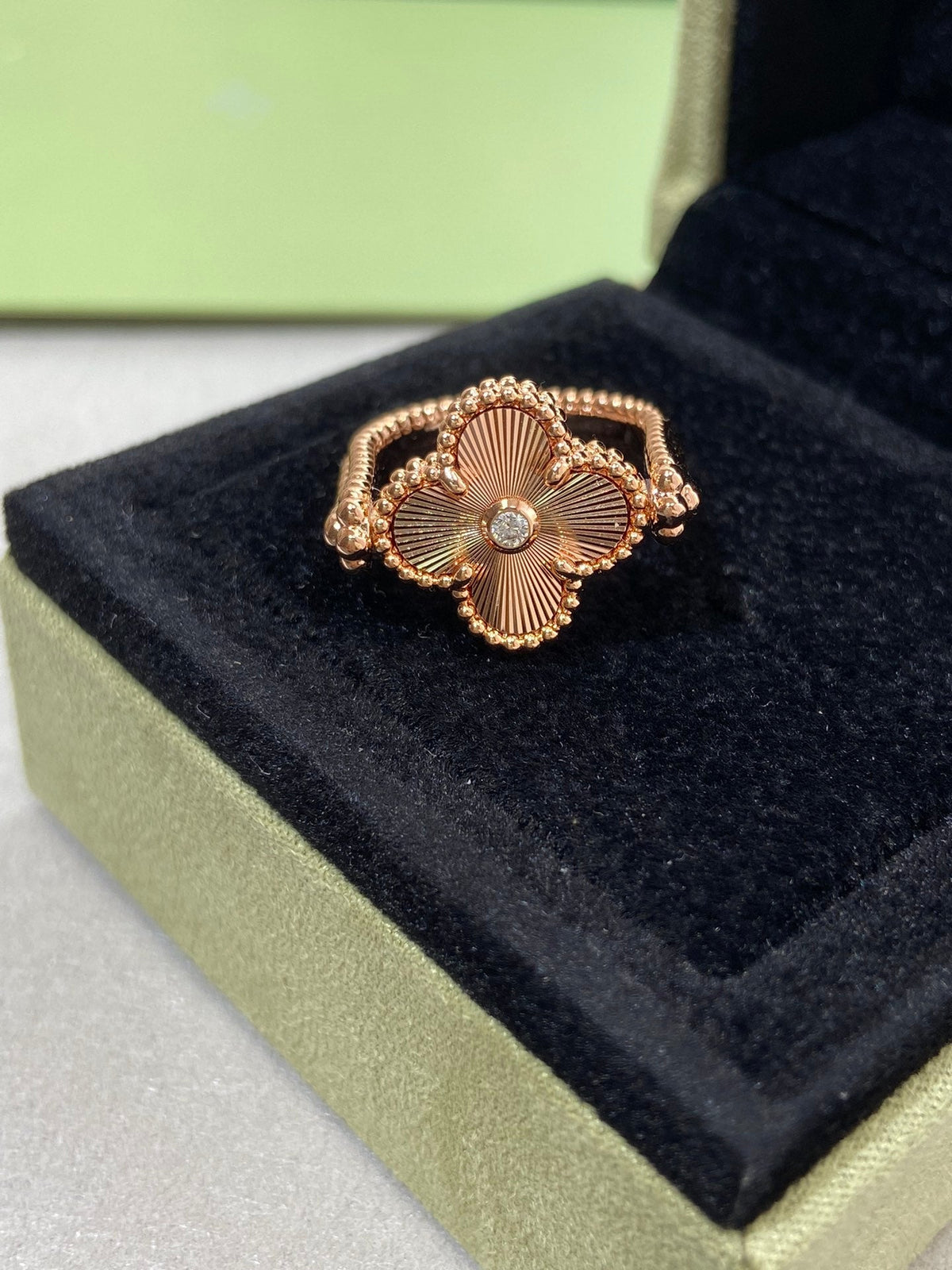 ??MIRA?¡¥CLOVER RIVERSIBLE ROSE GOLD RING