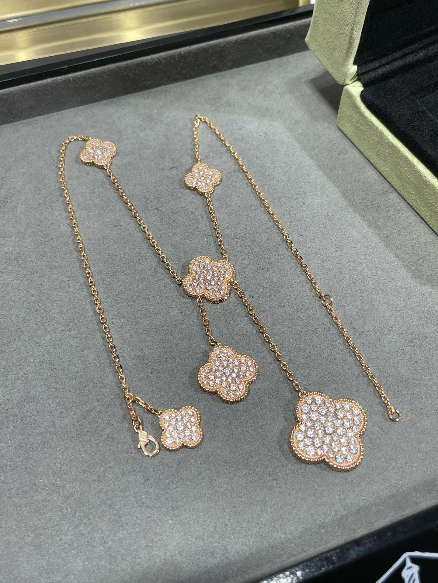 ??MIRA?¡¥CLOVER 6 MOTIF DIAMOND PAVED NECKLACE