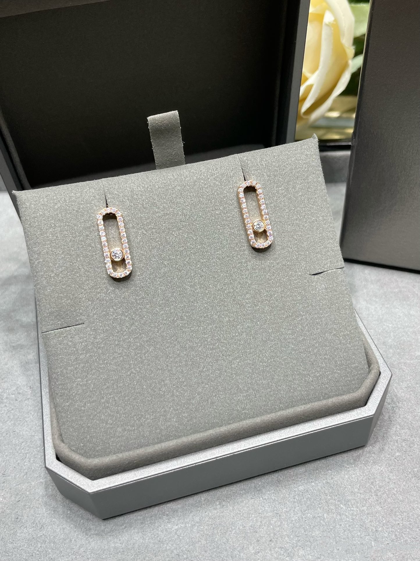 [MIRA] MOVE UNO STUD DIAMOND PAVED EARRINGS