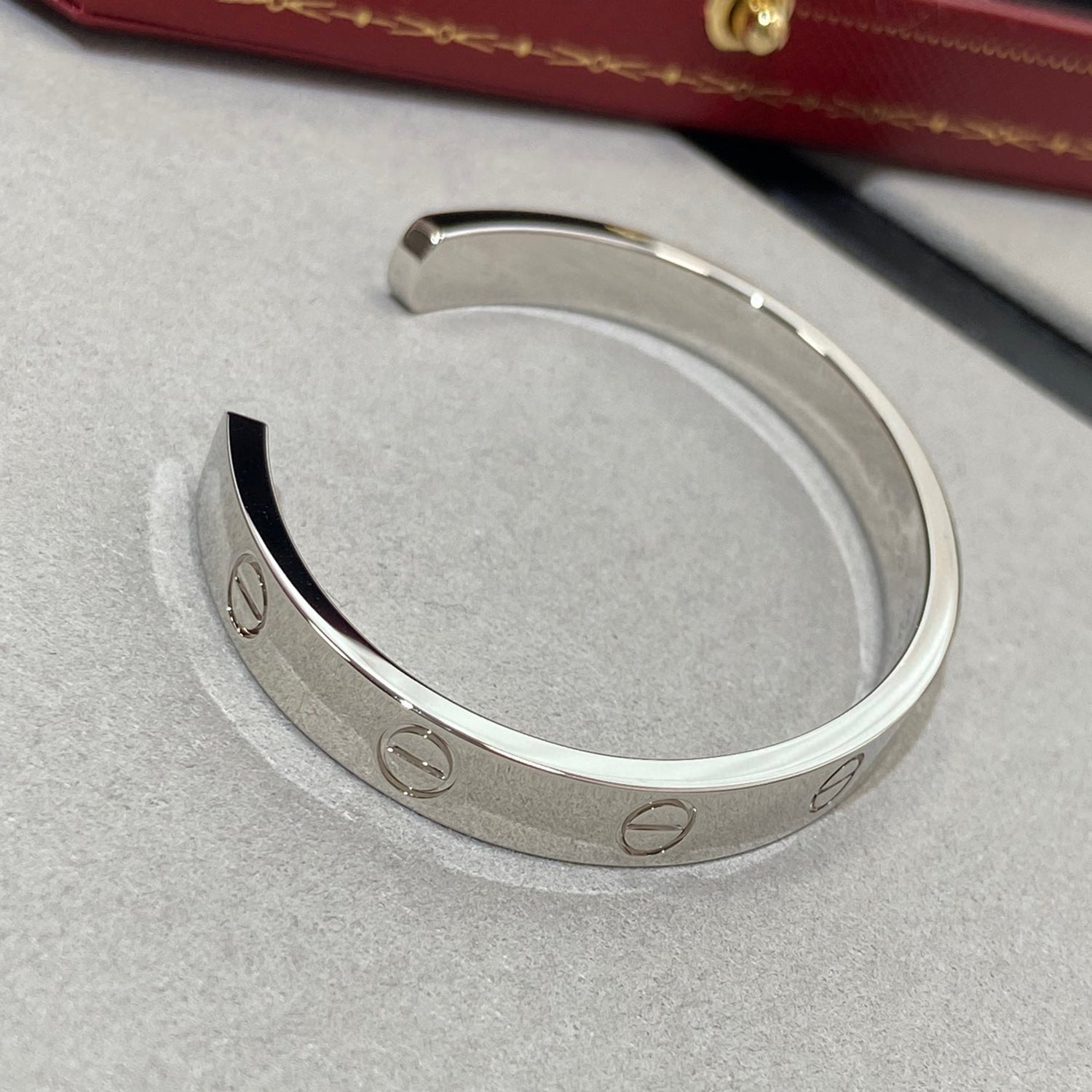 ??MIRA?¡¥LOVE BRACELET 6.1MM 1 DIAMOND OPEN CUFF