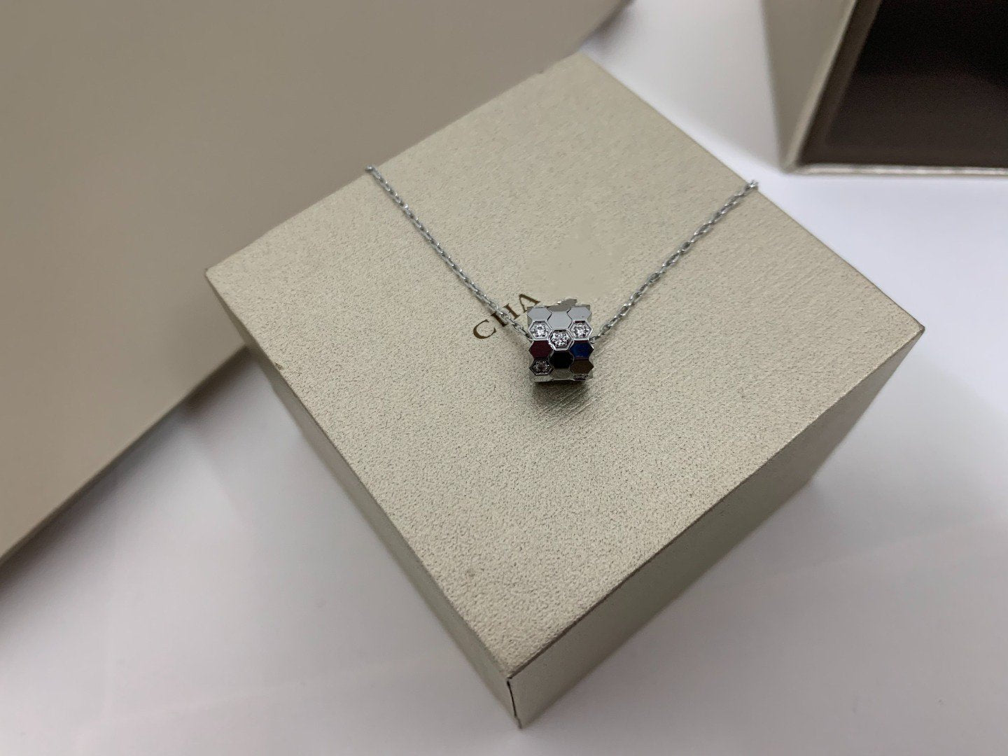 ??MIRA?¡¥BEE LOVE DIAMOND NECKLACE